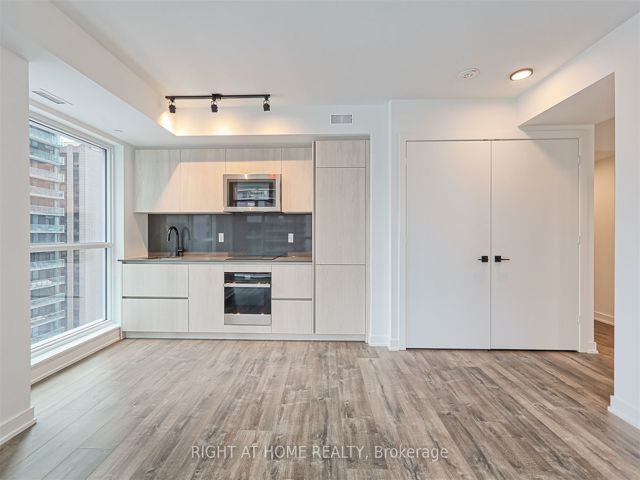 1307 - 327 King St W