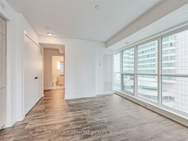 1307 - 327 King St W