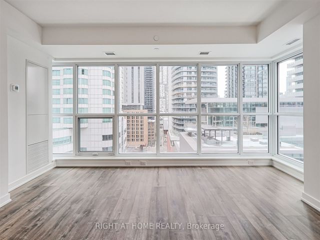 1307 - 327 King St W