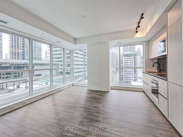 1307 - 327 King St W