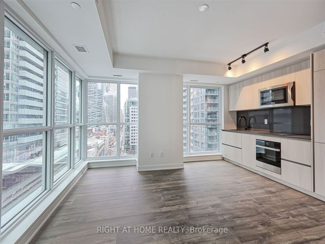 1307 - 327 King St W