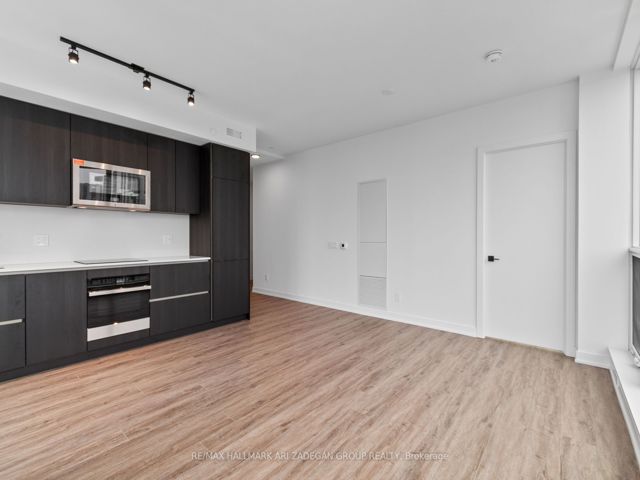 4606 - 327 King St W