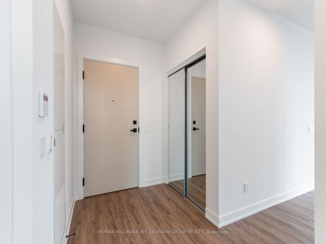 4606 - 327 King St W