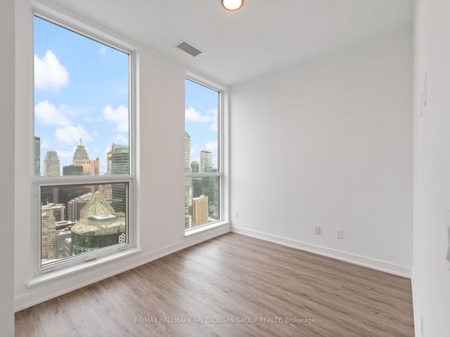 4606 - 327 King St W