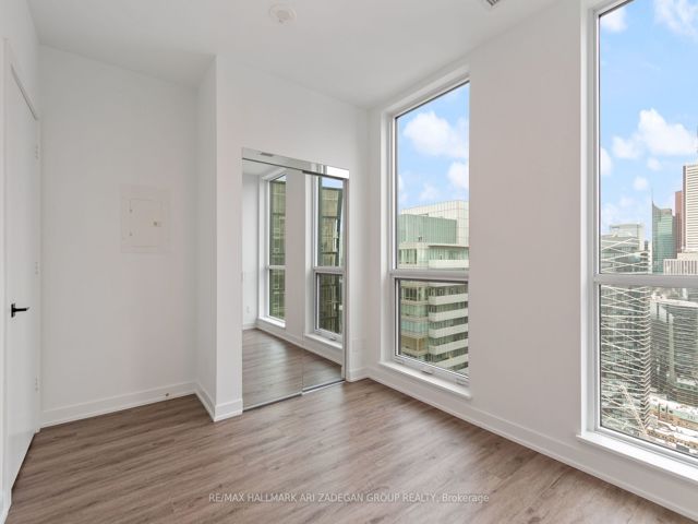 4606 - 327 King St W