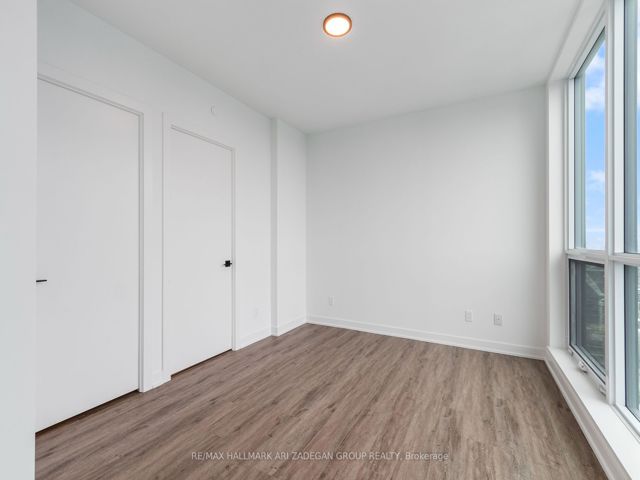 4606 - 327 King St W