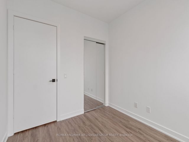 4606 - 327 King St W