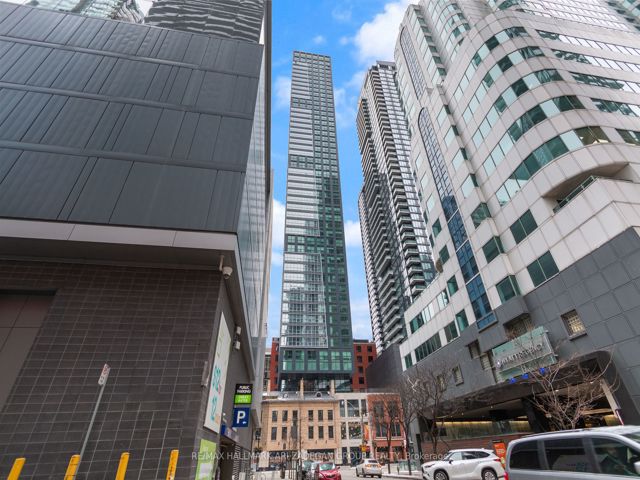 4606 - 327 King St W