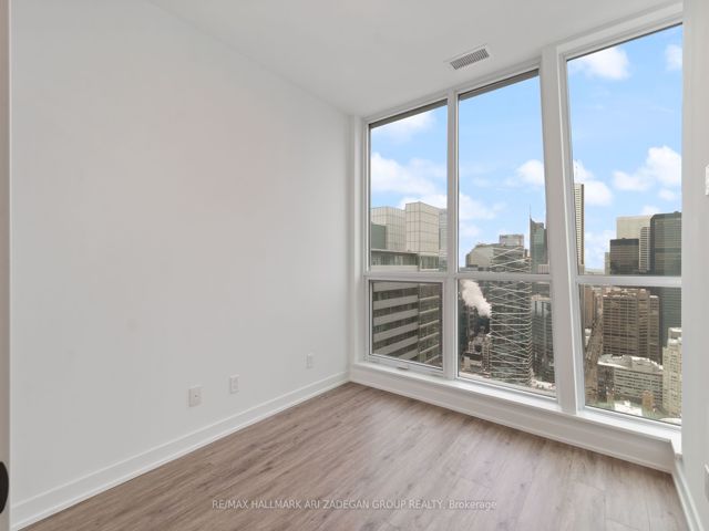 4606 - 327 King St W