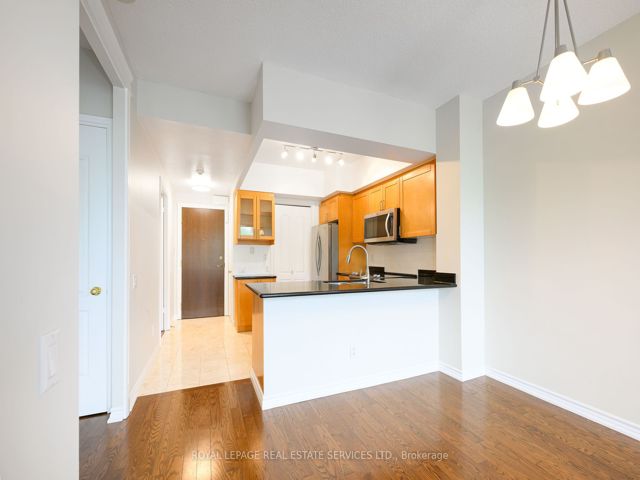 803 - 18 William Carson Cres
