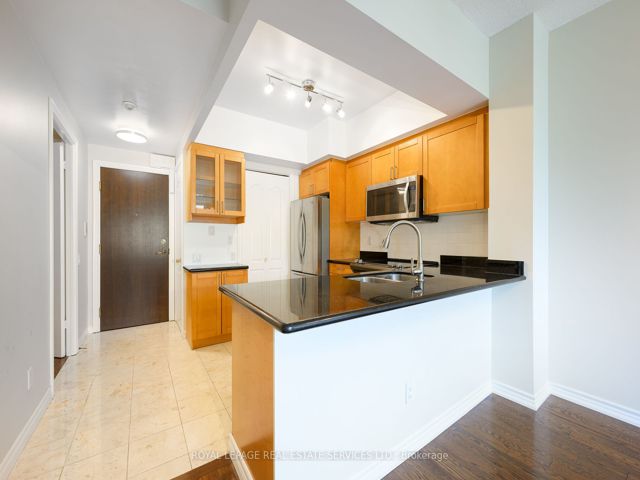 803 - 18 William Carson Cres