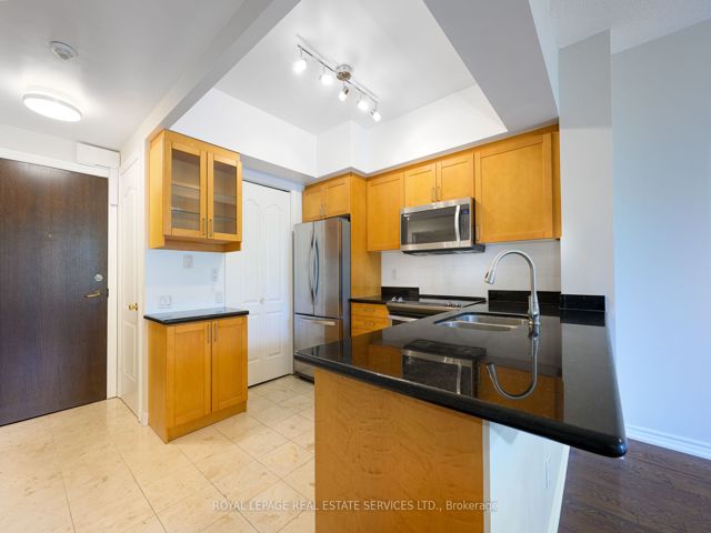 803 - 18 William Carson Cres