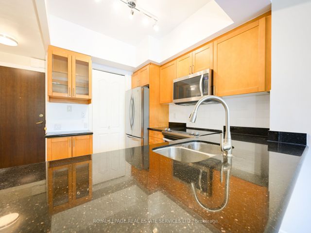 803 - 18 William Carson Cres