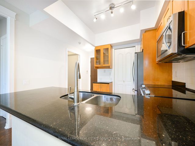 803 - 18 William Carson Cres