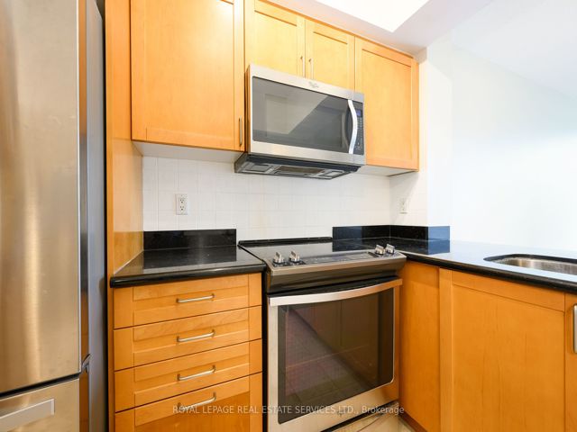 803 - 18 William Carson Cres