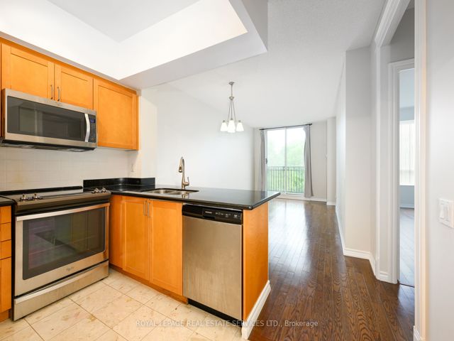 803 - 18 William Carson Cres