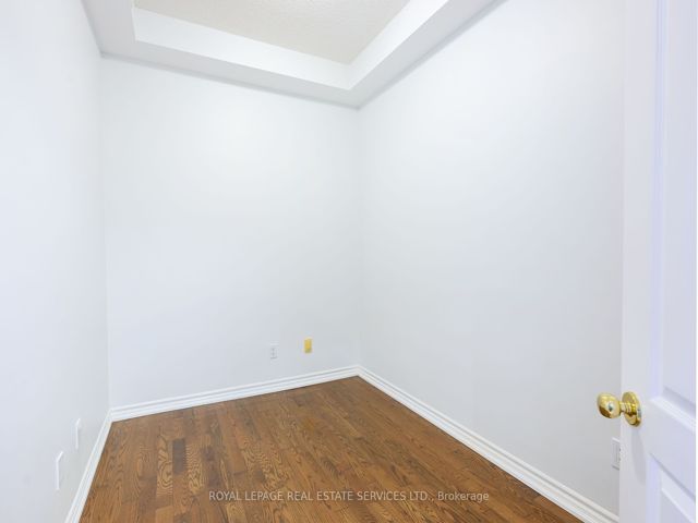 803 - 18 William Carson Cres