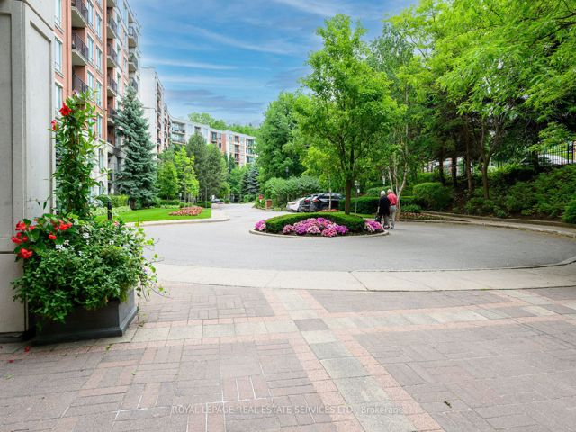 803 - 18 William Carson Cres
