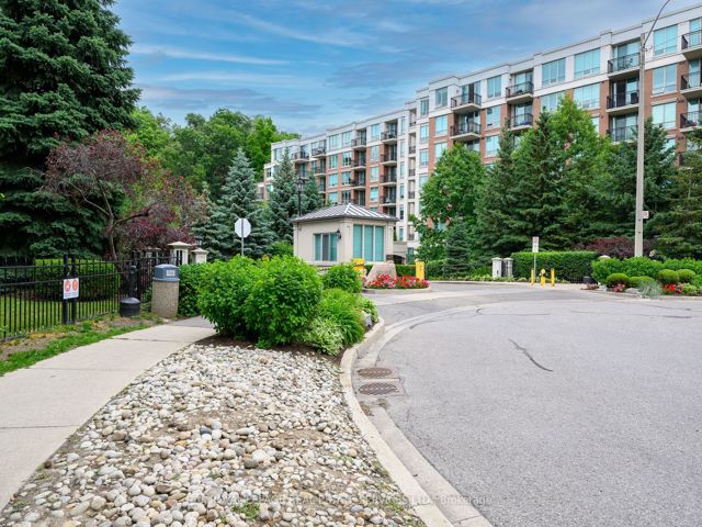 803 - 18 William Carson Cres