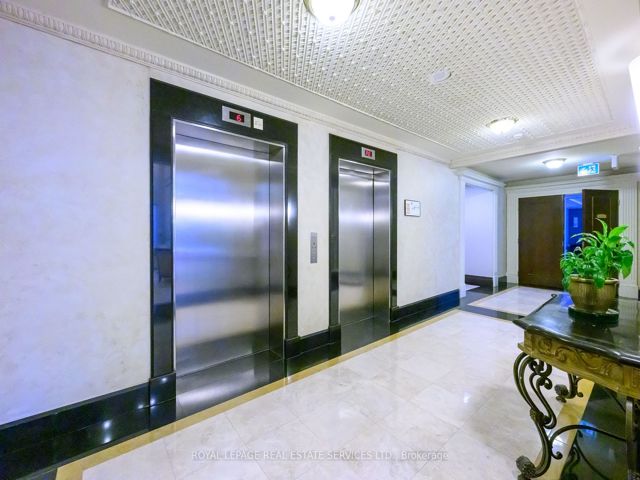 803 - 18 William Carson Cres