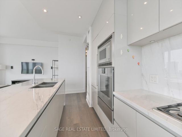 LPH4901 - 42 Charles St E