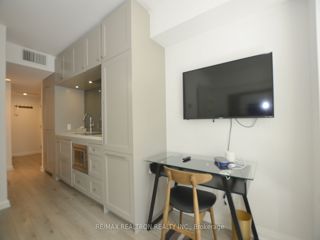 713 - 155 Yorkville Ave
