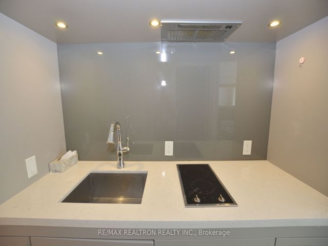 713 - 155 Yorkville Ave