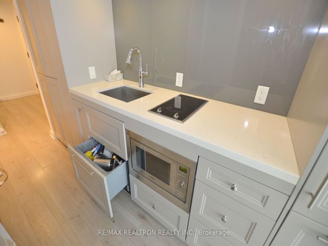 713 - 155 Yorkville Ave
