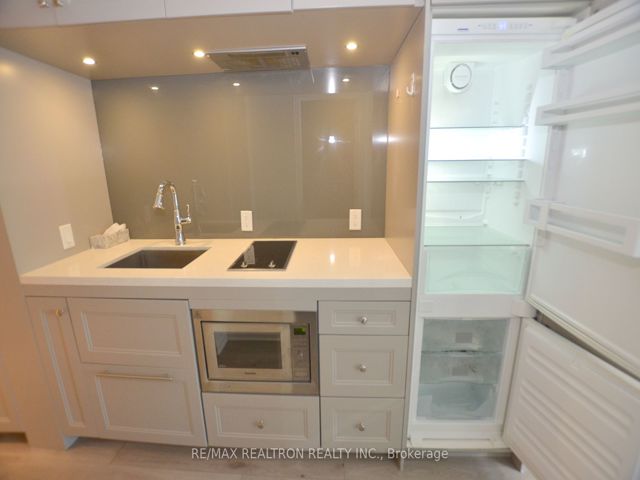713 - 155 Yorkville Ave