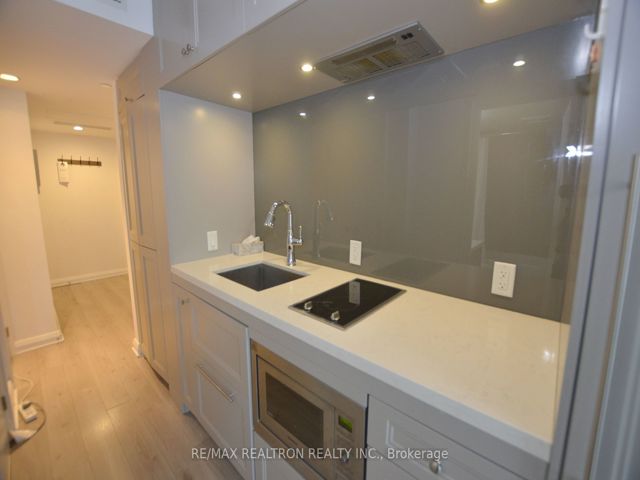 713 - 155 Yorkville Ave