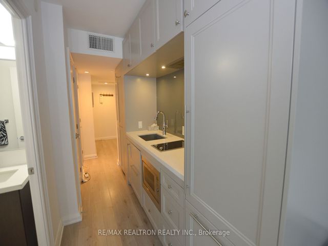 713 - 155 Yorkville Ave