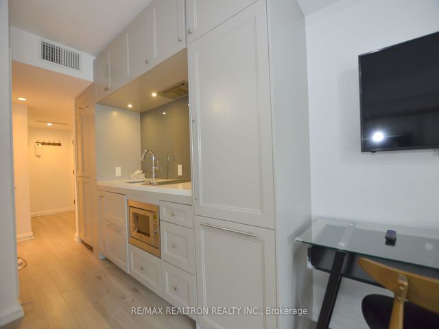 713 - 155 Yorkville Ave