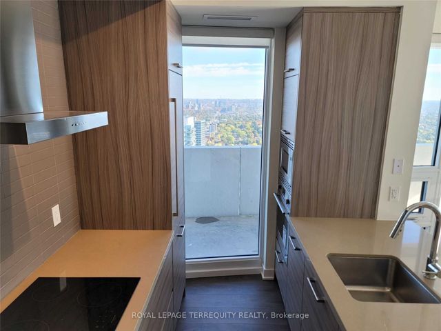 4203 - 2221 Yonge St
