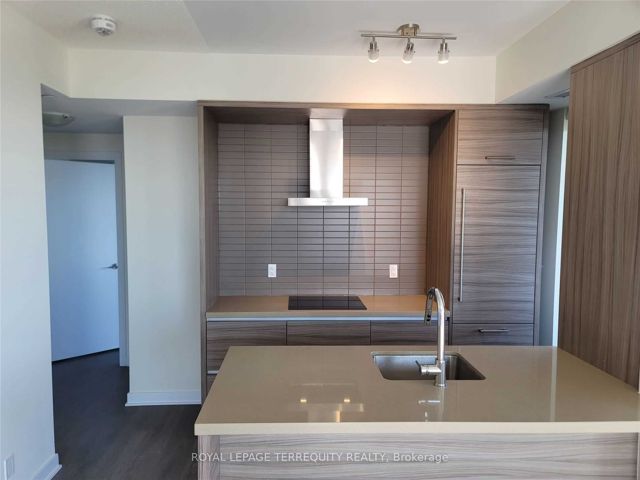 4203 - 2221 Yonge St