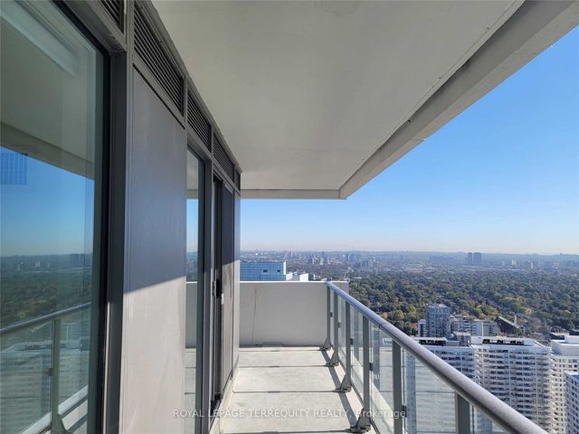 4203 - 2221 Yonge St