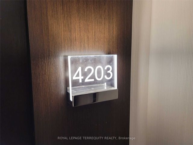4203 - 2221 Yonge St