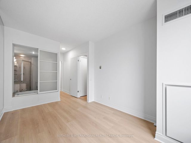 405W - 500 Queens Quay W