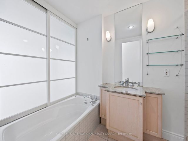 405W - 500 Queens Quay W