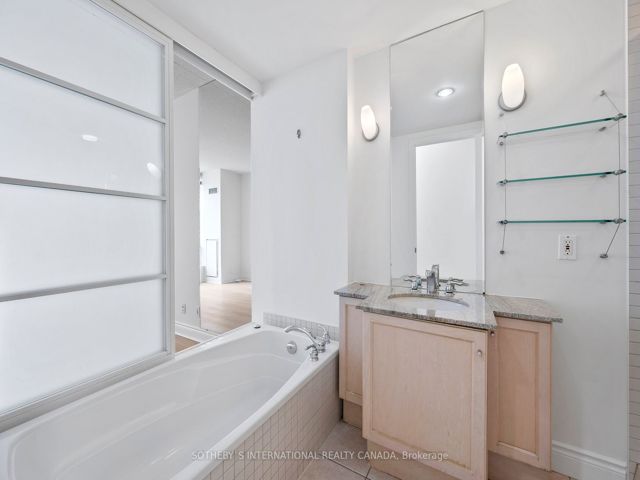 405W - 500 Queens Quay W