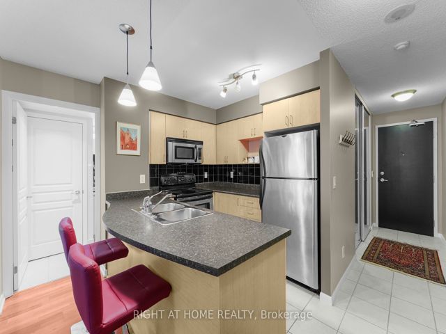 2315 - 18 Yonge St