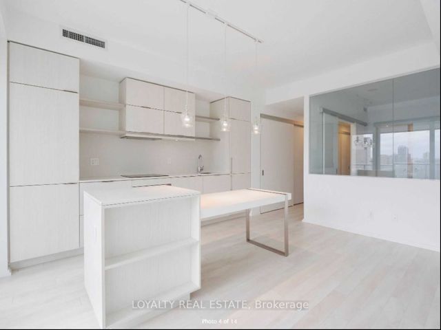 1210 - 197 Yonge St