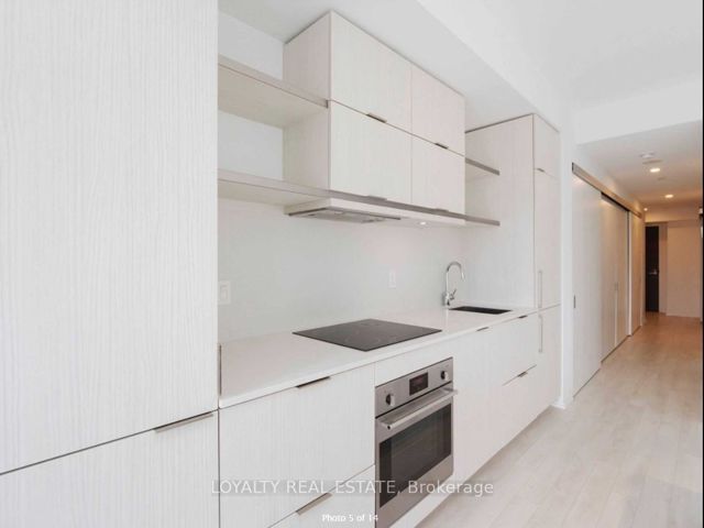 1210 - 197 Yonge St