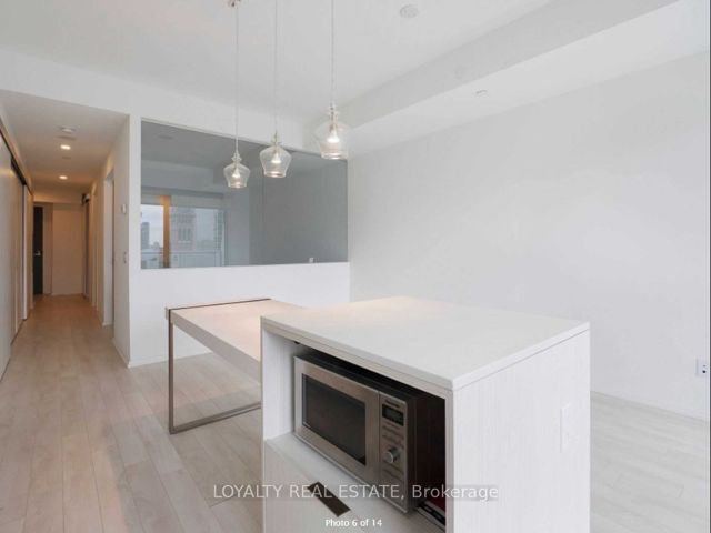 1210 - 197 Yonge St