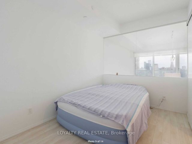 1210 - 197 Yonge St