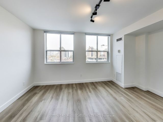 818 - 323 Richmond St E