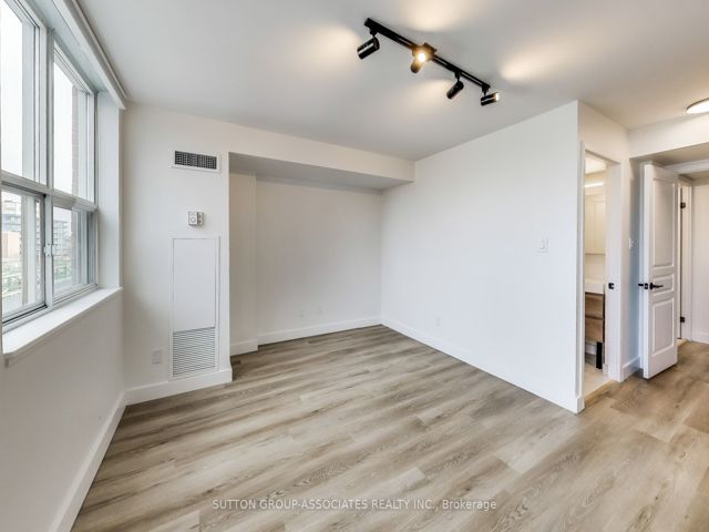 818 - 323 Richmond St E