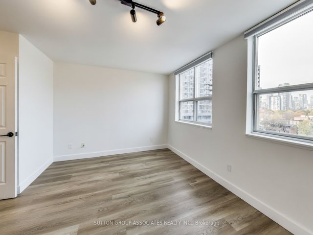 818 - 323 Richmond St E