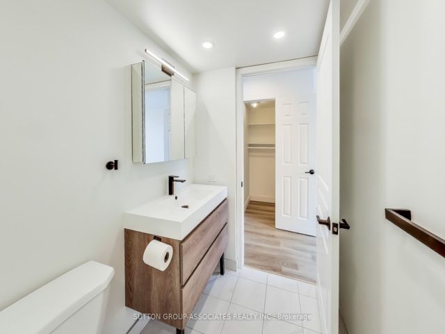 818 - 323 Richmond St E