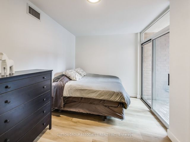 818 - 323 Richmond St E