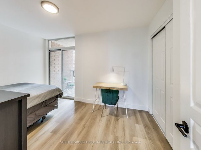 818 - 323 Richmond St E